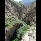 Der von der Brücke überspannte Einschnitt